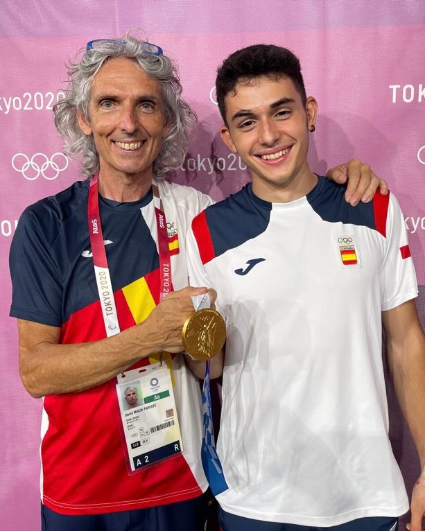 Alberto Ginés se despide de su entrenador David tras 13 años juntos