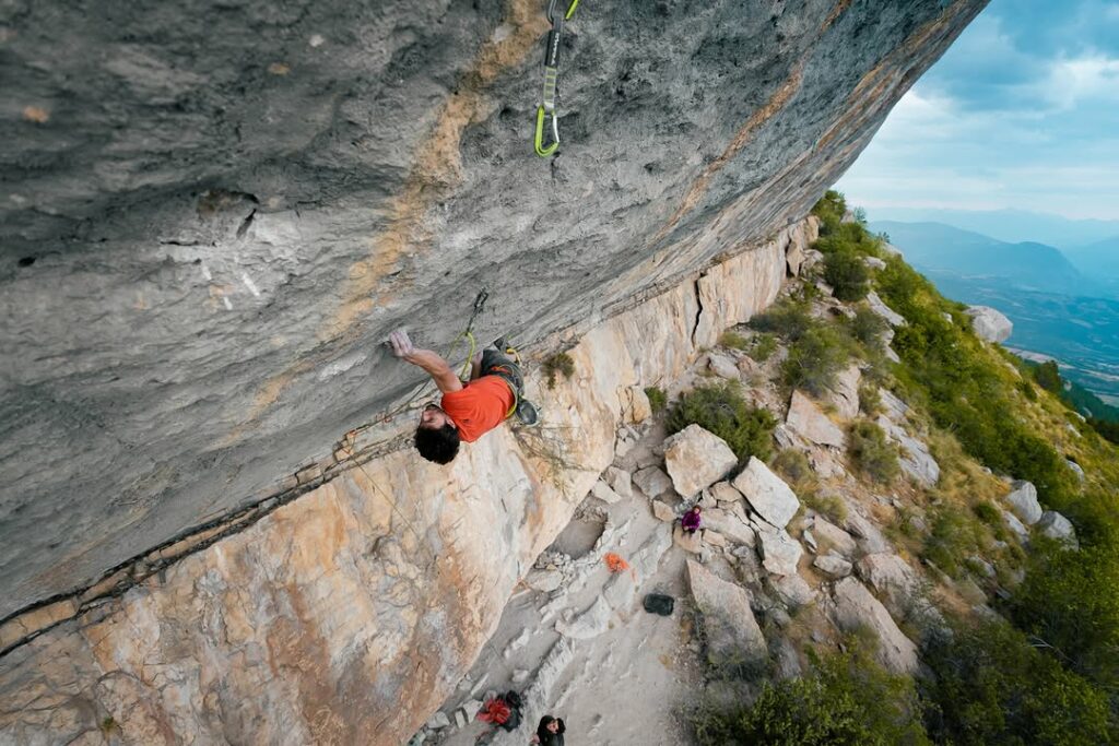 Stefano Ghisolfi encadena su 12º 9b con Ratstaman Vibrations